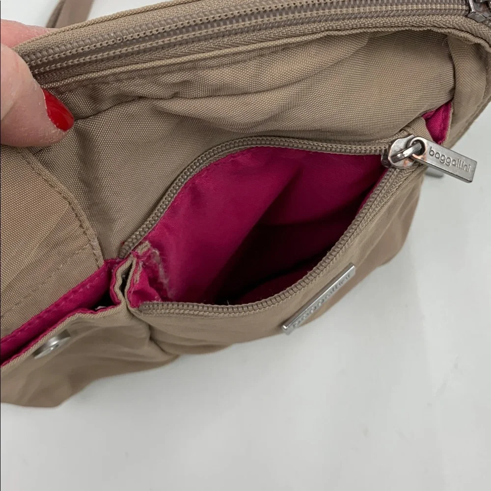Baggallini Tan Beige Crossbody Messenger Bag Belt bag Pink fuschia lined Zippers